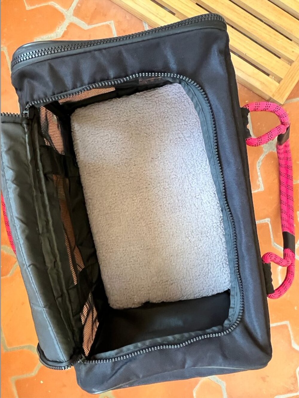 Roverlund *Airline Compliant* Pet Carrier - Size L - Black and Magenta - Picture 6 of 8